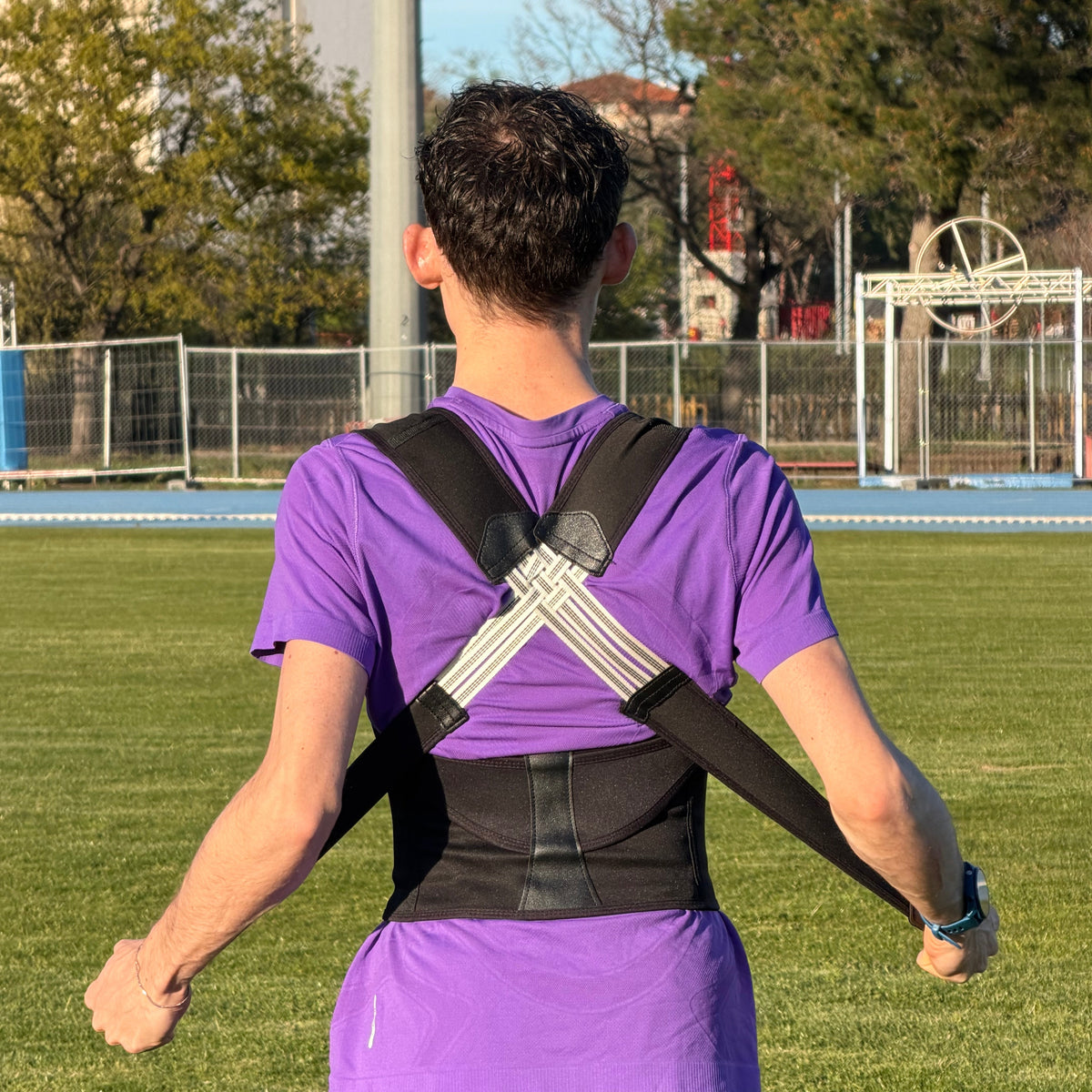 Sportif portant un accessoire Vigur au dos sur un terrain de sport