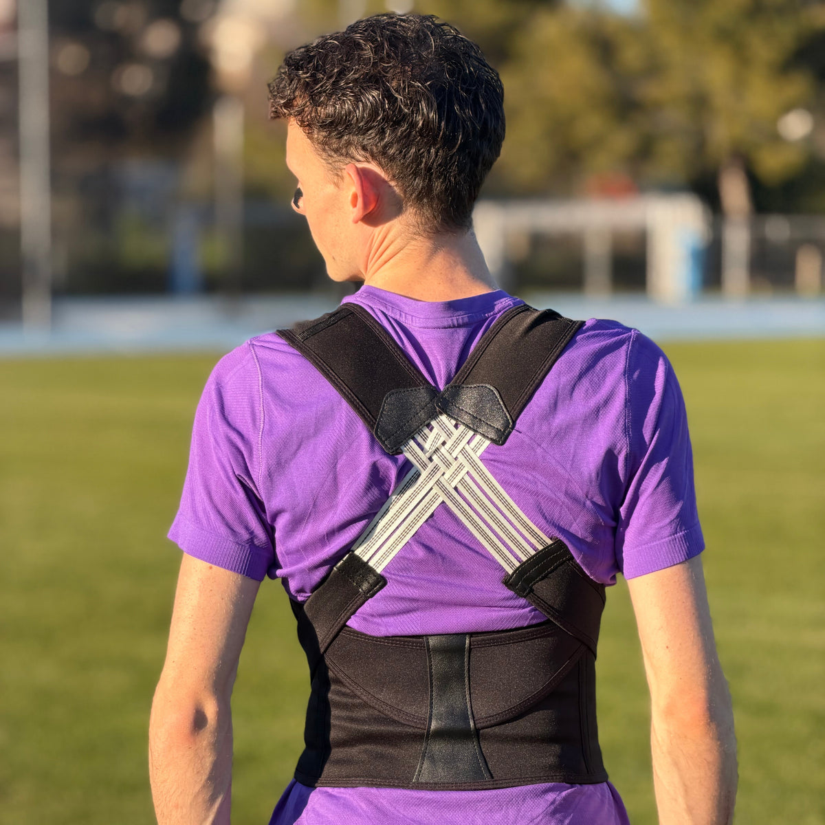Sportif portant le correcteur de posture Vigur, bretelles croisées entre les omoplates