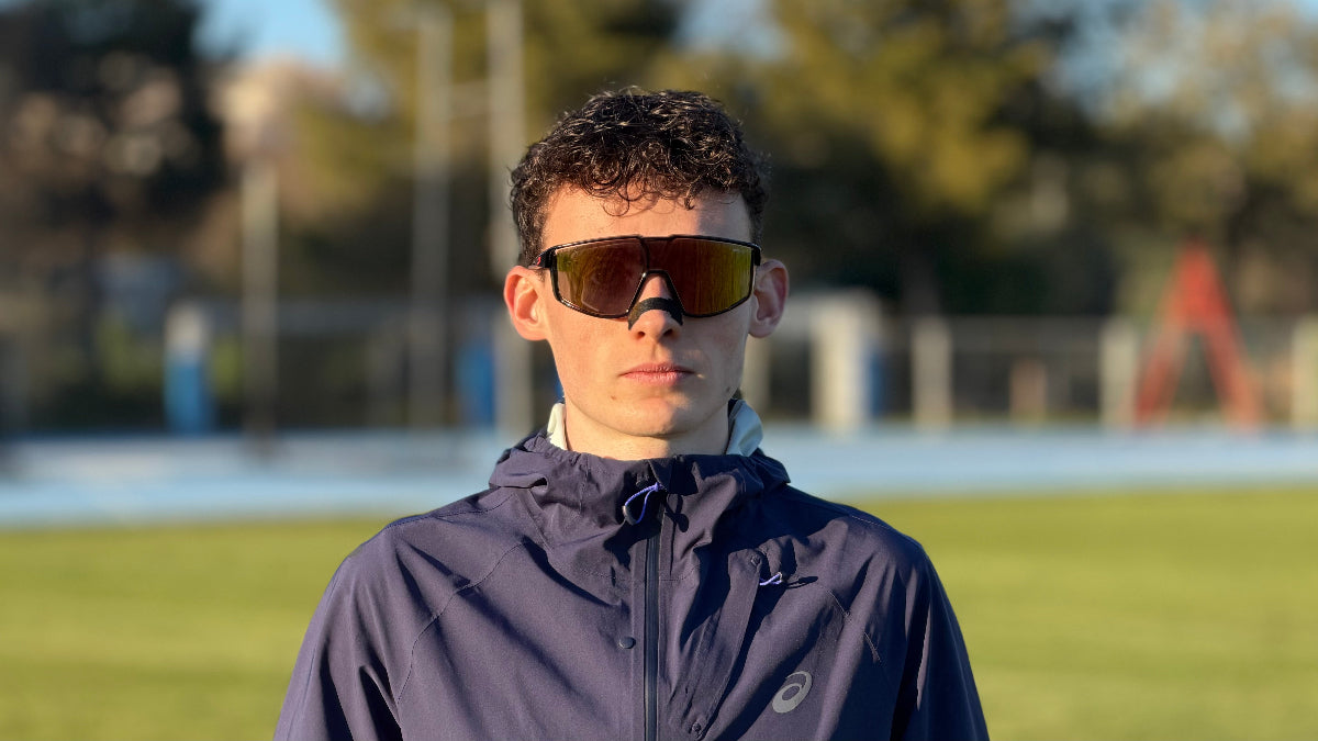 Athlète Vigur portant une bande nasale et des lunettes de sport sur une piste d'athlétisme