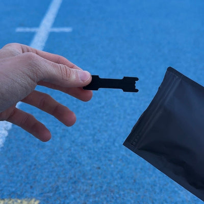 Bande nasale Vigur noire tenue à la main devant son sachet